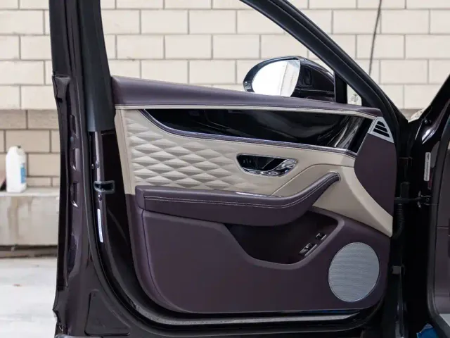Bentley Flying Spur — Фото автомобиля 18