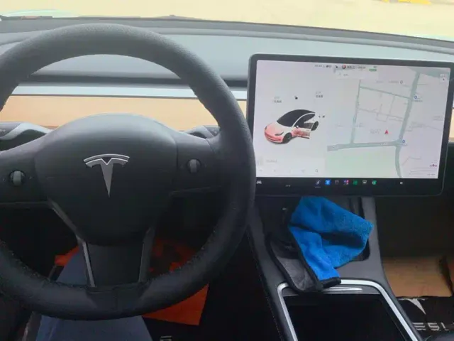 Tesla Model 3 — Фото автомобиля 12