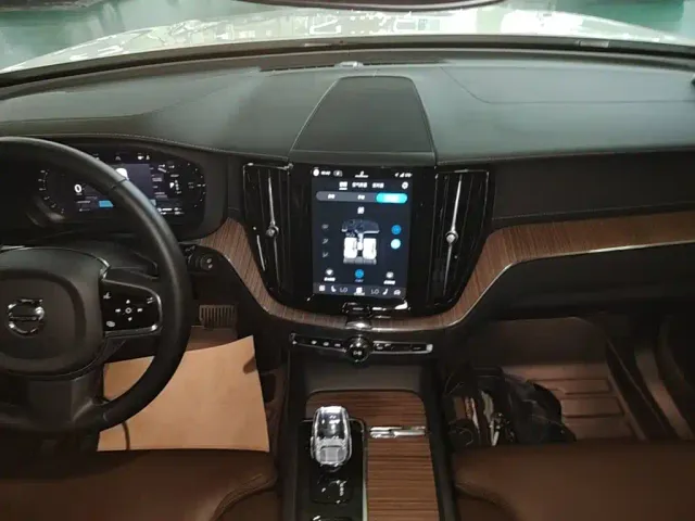 Volvo XC60 — Фото автомобиля 12