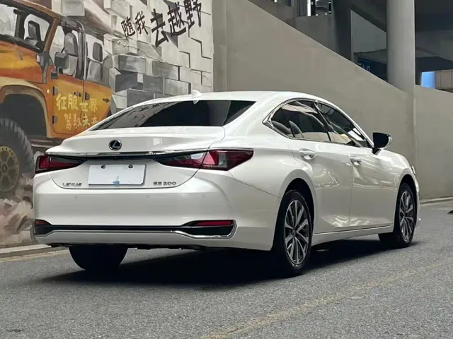Lexus ES — Фото автомобиля 5