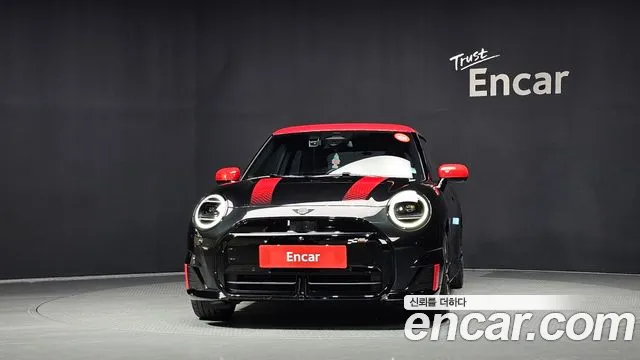 MINI Cooper Generation 4 — Фото автомобиля 3