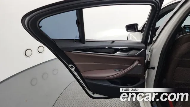 BMW 5-Series 5 серия (G30) 530i xDrive M Sport — Фото автомобиля 25