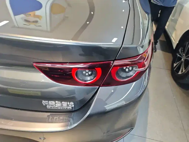 Mazda Axela — Фото автомобиля 7