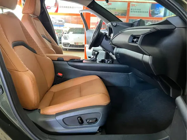 Lexus UX — Фото автомобиля 9