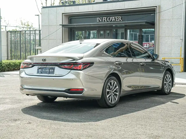Lexus ES — Фото автомобиля 4