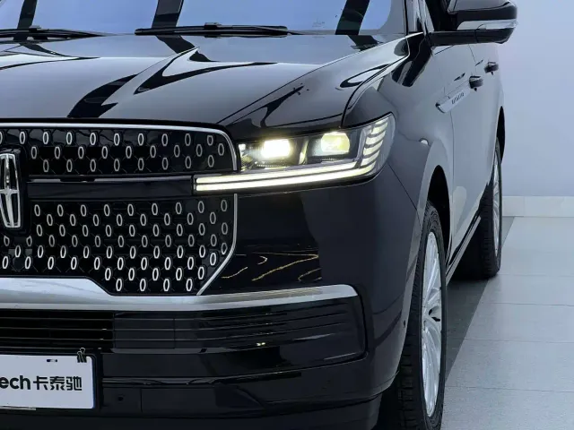 Lincoln Navigator — Фото автомобиля 3
