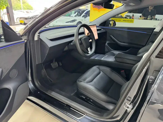 Tesla Model 3 — Фото автомобиля 4