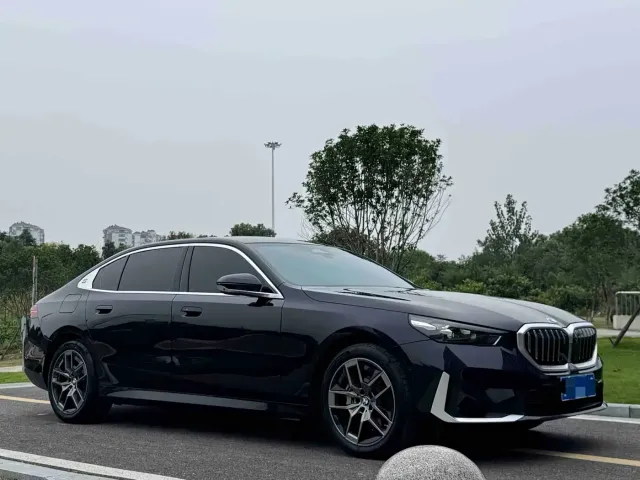 BMW 5 Series — Фото автомобиля 3