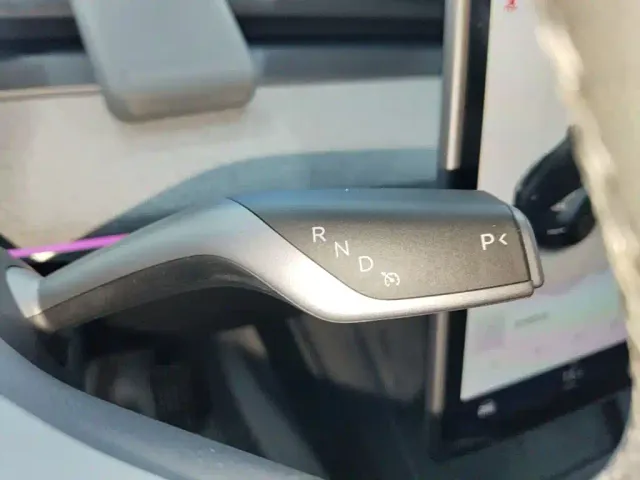 Tesla Model Y — Фото автомобиля 13
