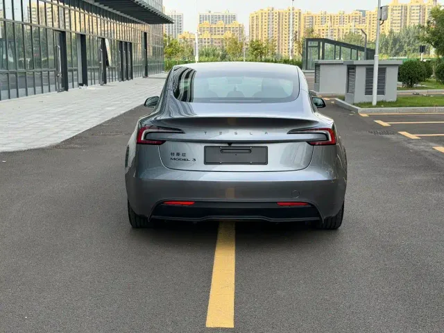 Tesla Model 3 — Фото автомобиля 5