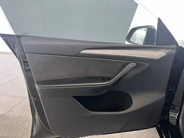 Tesla Model Y — Фото автомобиля 25