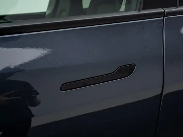 Tesla Model Y — Фото автомобиля 24
