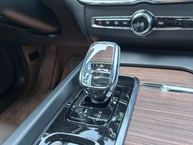 Volvo XC60 — Фото автомобиля 12