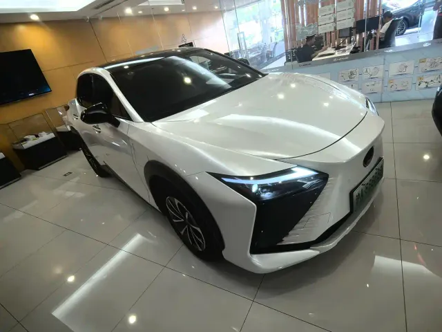 Фотография автомобиля — Lexus RZ