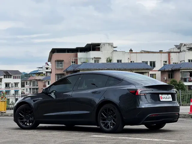 Tesla Model 3 — Фото автомобиля 11