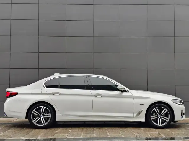 BMW 5 Series — Фото автомобиля 5