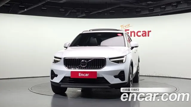 Volvo XC40 — Фото автомобиля 3