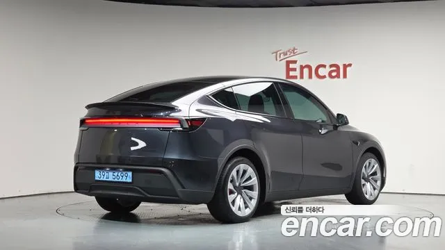 Tesla Model Y — Фото автомобиля 2