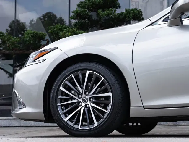 Lexus ES — Фото автомобиля 8