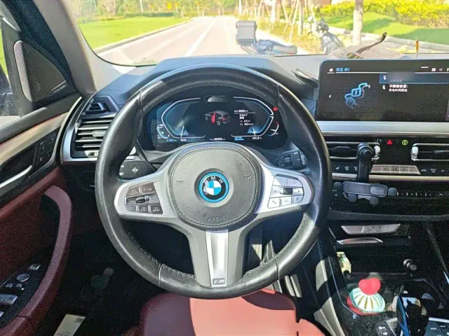 BMW iX3 — Фото автомобиля 11