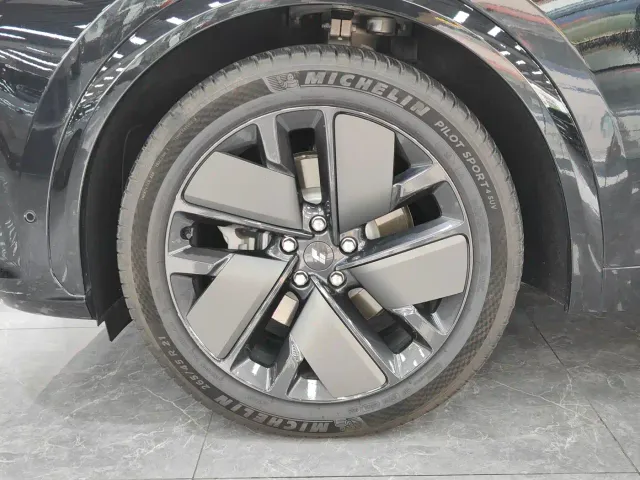 Li Auto L7 — Фото автомобиля 11