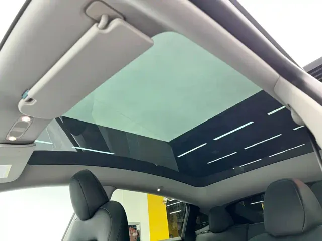 Tesla Model Y — Фото автомобиля 18