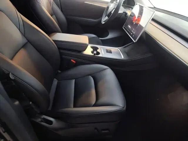 Tesla Model Y — Фото автомобиля 24