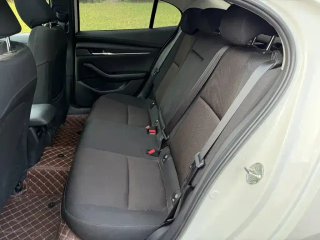 Mazda Axela — Фото автомобиля 12