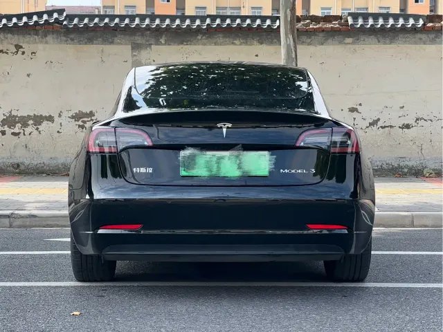 Tesla Model 3 — Фото автомобиля 8