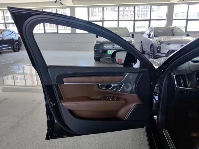 Volvo S90 — Фото автомобиля 9