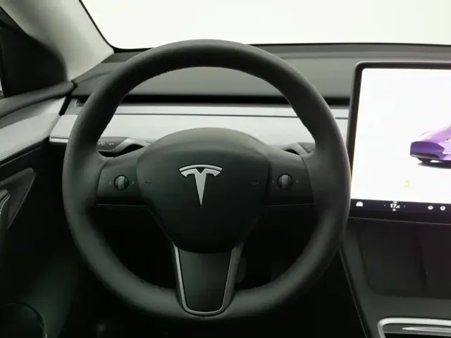 Tesla Model Y — Фото автомобиля 11