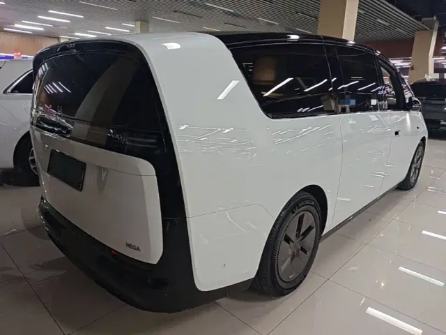 Li Auto MEGA — Фото автомобиля 6