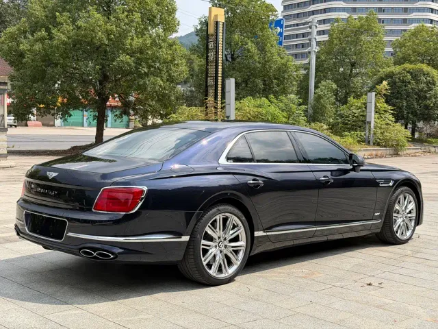 Bentley Flying Spur — Фото автомобиля 6