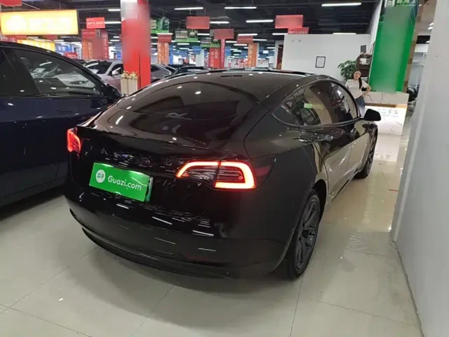 Tesla Model 3 — Фото автомобиля 6