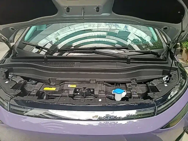 Xpeng X9 — Фото автомобиля 19
