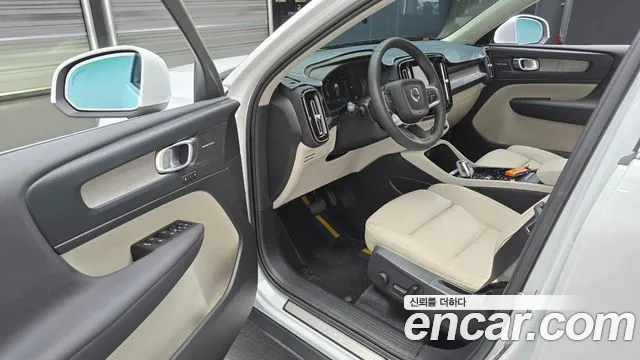 Volvo XC40 — Фото автомобиля 10