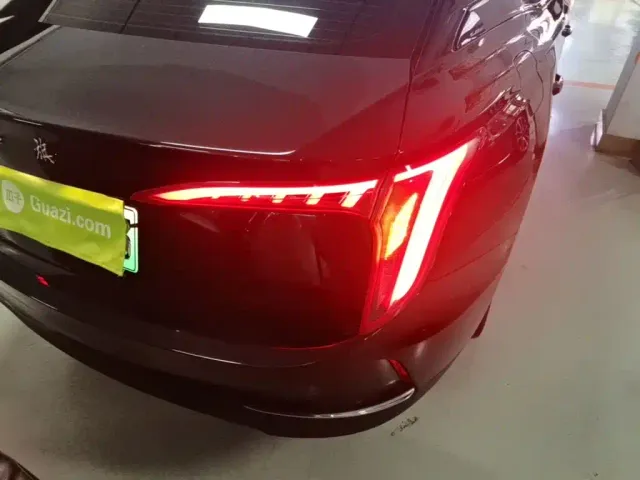 Hongqi E-QM5 — Фото автомобиля 7