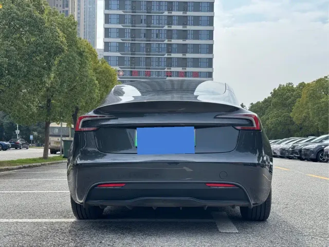 Tesla Model 3 — Фото автомобиля 9