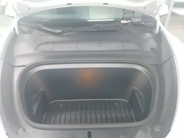 Tesla Model Y — Фото автомобиля 19