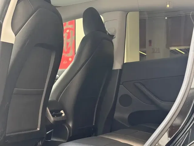 Tesla Model Y — Фото автомобиля 11