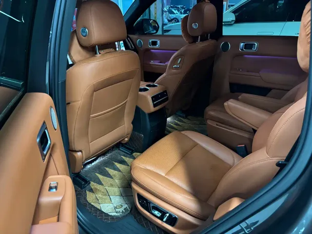 Li Auto L8 — Фото автомобиля 10
