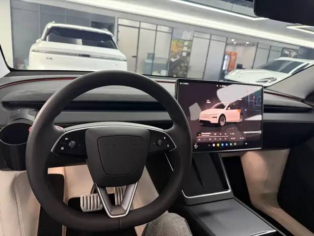 Tesla Model Y — Фото автомобиля 4