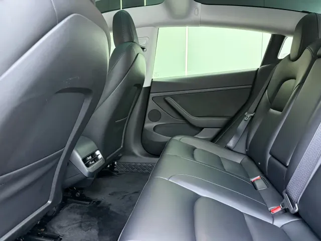 Tesla Model 3 — Фото автомобиля 9