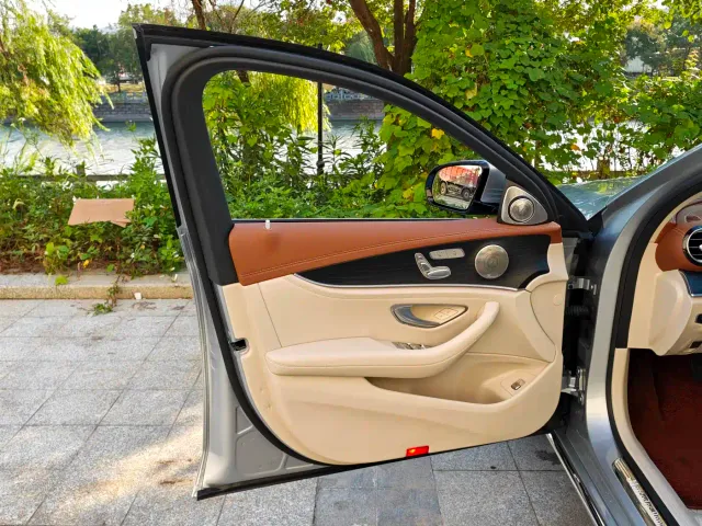 Mercedes-Benz E-Class — Фото автомобиля 4