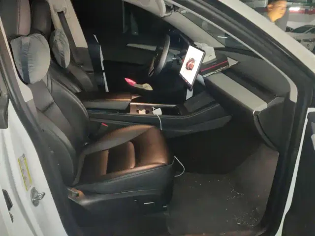 Tesla Model Y — Фото автомобиля 8