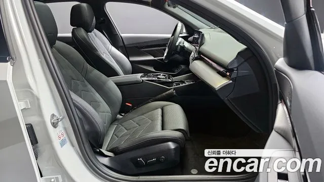 BMW 5 Series G60 — Фото автомобиля 11