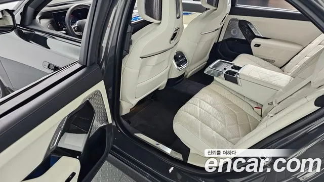 BMW i7 — Фото автомобиля 9