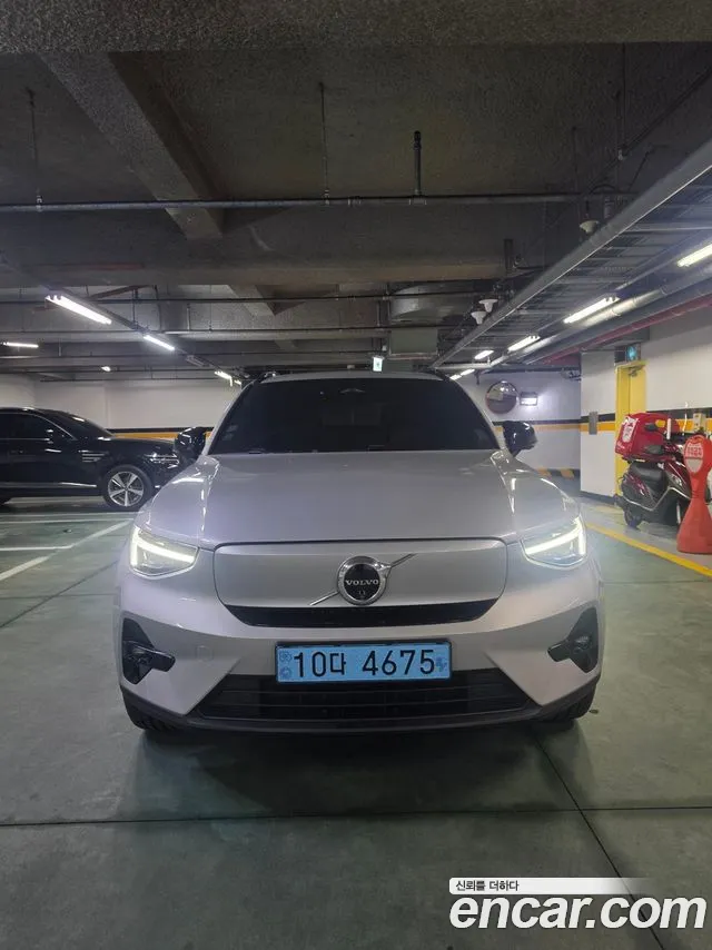 Вольво XC40 — Фото автомобиля 3