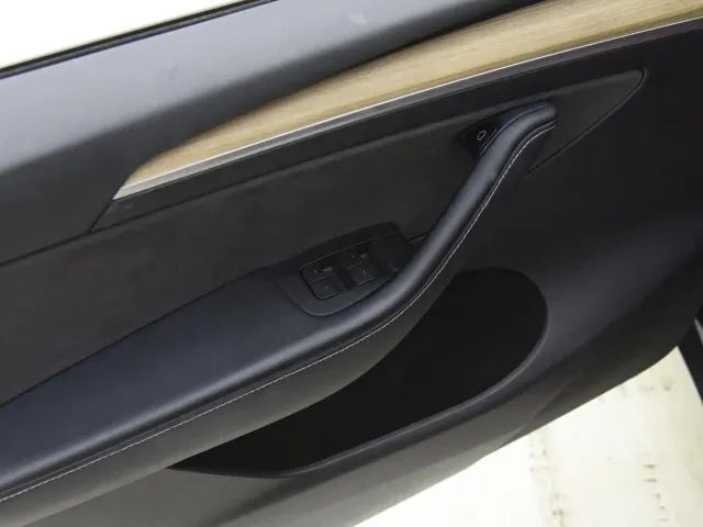 Tesla Model Y — Фото автомобиля 8