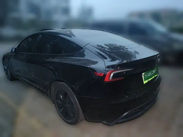 Tesla Model 3 — Фото автомобиля 4